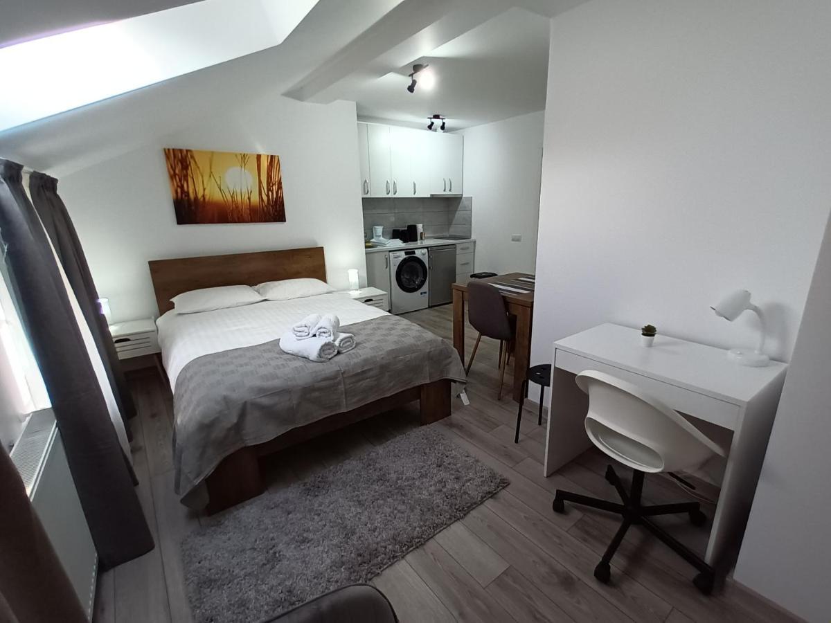 Old Town Studio Apartments Бая Маре Екстериор снимка