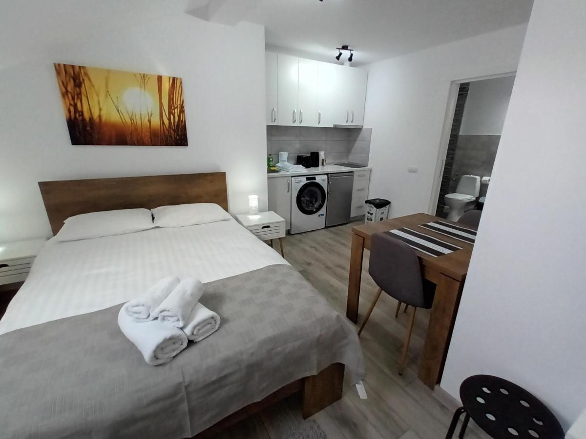 Old Town Studio Apartments Бая Маре Екстериор снимка
