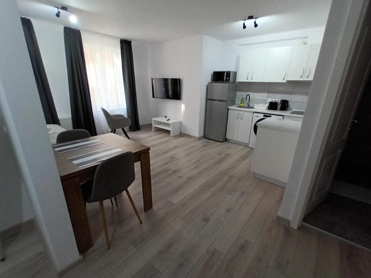 Old Town Studio Apartments Бая Маре Екстериор снимка