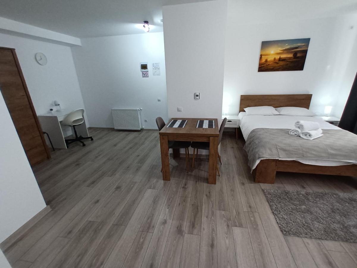 Old Town Studio Apartments Бая Маре Екстериор снимка