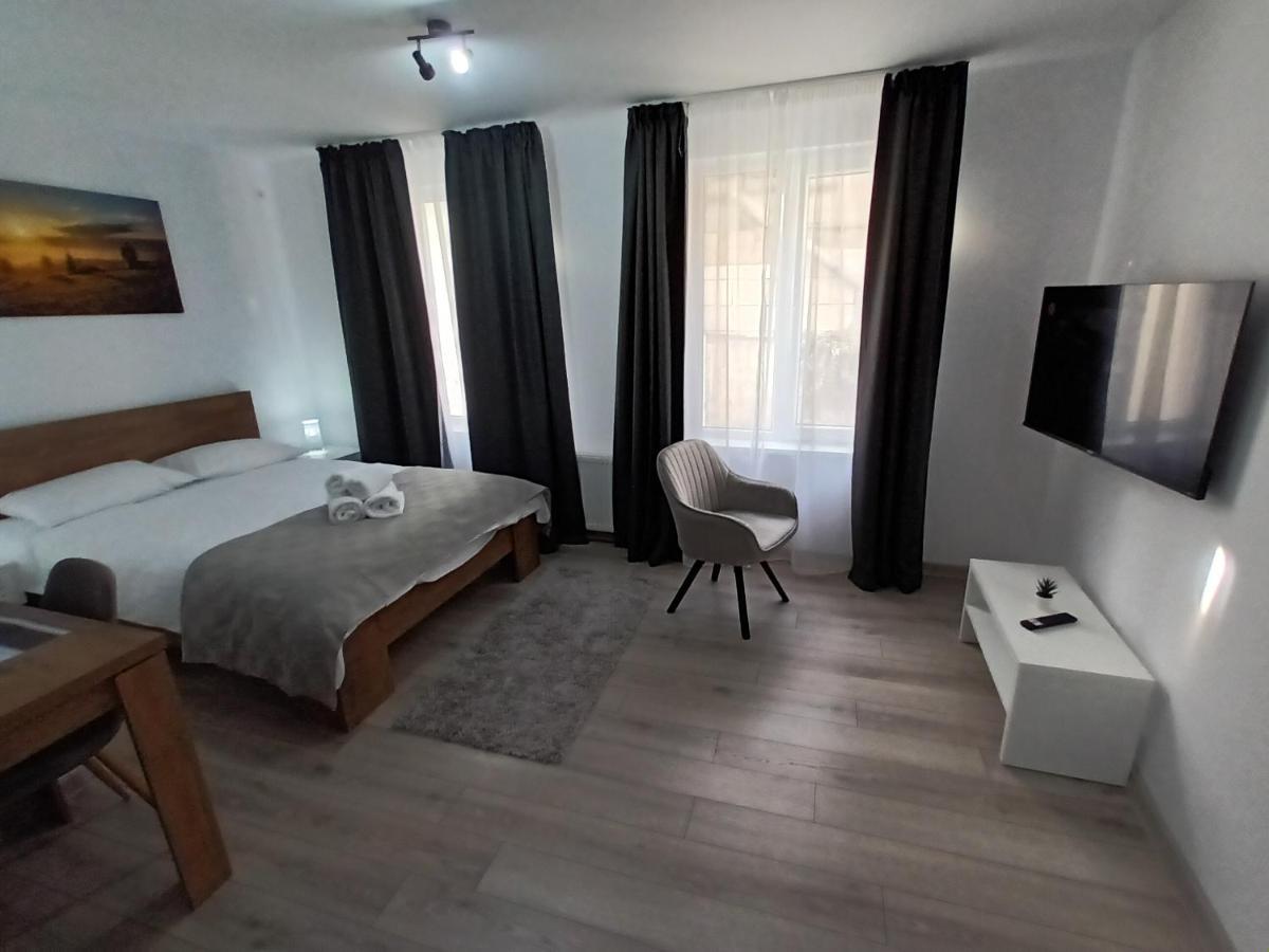 Old Town Studio Apartments Бая Маре Екстериор снимка