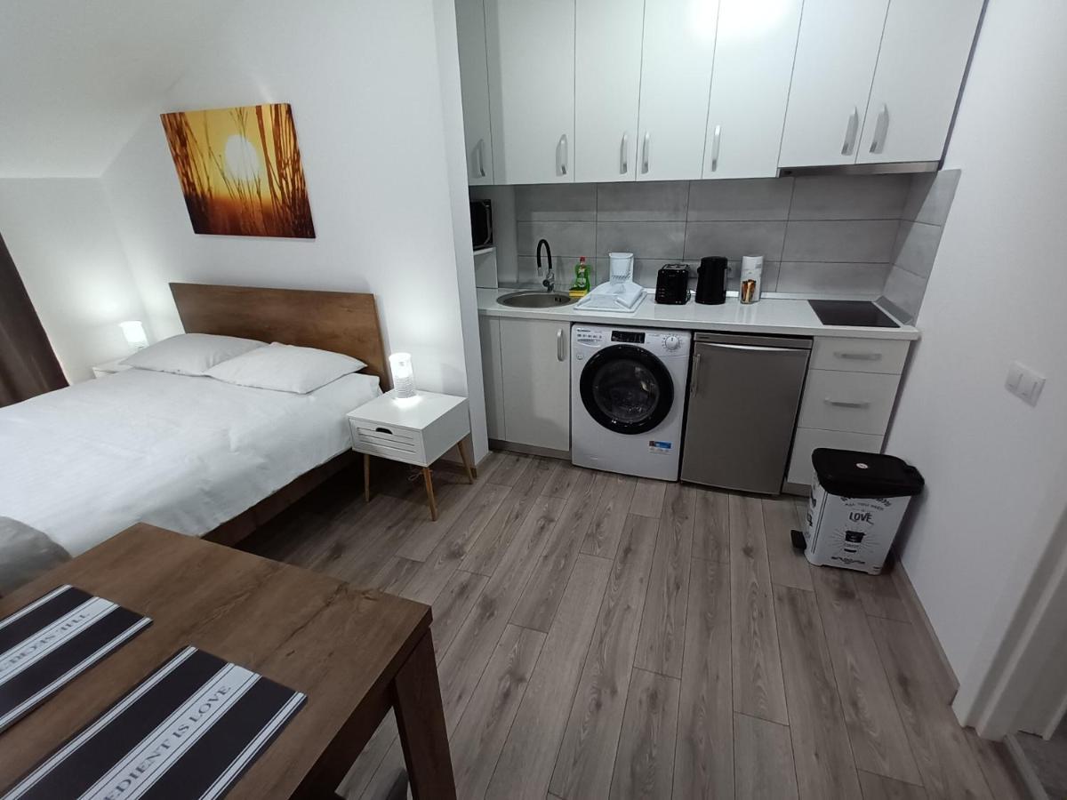 Old Town Studio Apartments Бая Маре Екстериор снимка